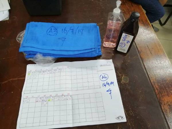 Antara barang yang dirampas dalam operasi di sebuah premis urut di Bandar Botanic, Klang semalam.