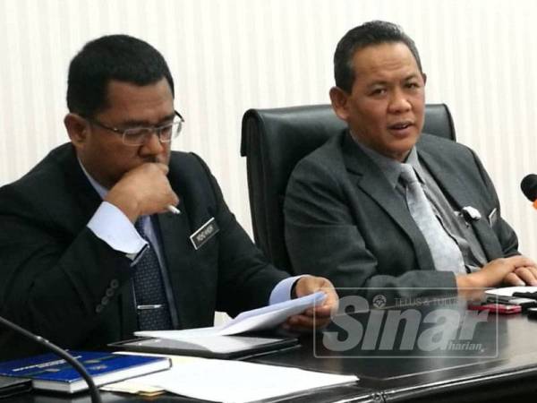 Datuk Seri Aminuddin (kanan) pada sidang media hari ini.