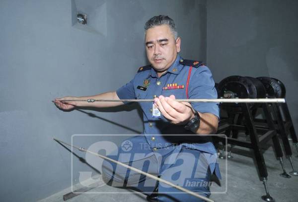 SEMAKAN peralatan pengujian perlu dilakukan Pegawai Kajian Cawangan Pepasangan Keselamatan Kebakaran PUSPEK, Penguasa Kanan Bomba II, Jasni Ali sebelum prosedur dijalankan di makmal.