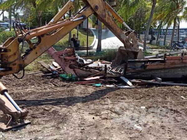 Dua vesel berupa bot pukat surong ditahan tahun lalu dimusnahkan Jabatan Perikanan untuk tujuan pelupusan pagi ini.