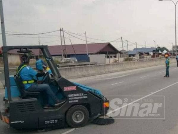 KDEBWM memenuhi tanggungjawab sosialnya kepada masyarakat dengan menjalankan kerja pembersihan di Jambatan Raja Muda Nala hari ini.