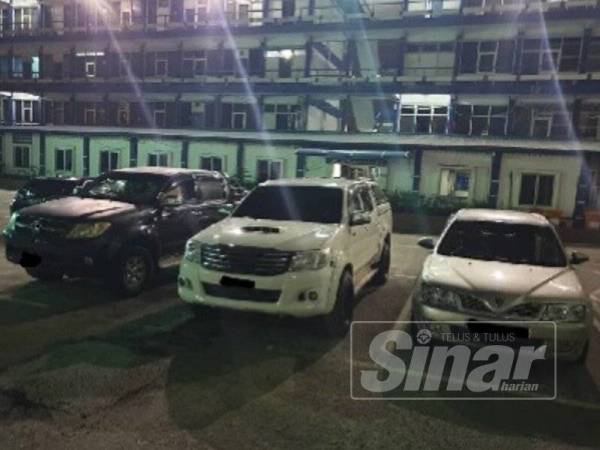 Tiga kenderaan dirampas dalam operasi di Klang, Selangor, semalam.