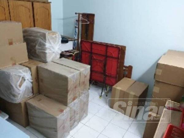 Polis merampas 2,710 karton rokok seludup dalam operasi di Klang, Selangor, semalam.