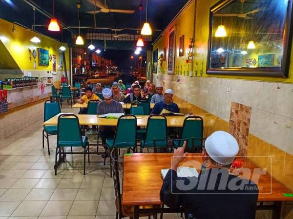 Pelajar fokus ketika dalam kelas terbabit yang diadakan di Restoran Nasi Arab Temerloh setiap Selasa.