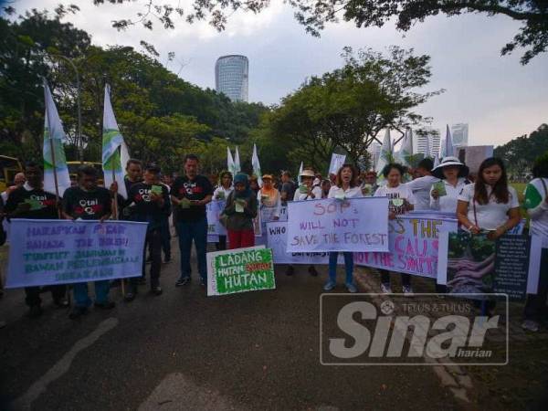 Perarakan ke arah menjadikan alam sekitar yang lebih baik anjuran Peka, di Padang Merbok hari ini. - Foto SHARIFUDIN ABDUL RAHIM