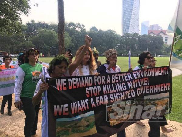 Perarakan ke arah menjadikan alam sekitar yang lebih baik anjuran Peka, di Padang Merbok hari ini. - Foto SHARIFUDIN ABDUL RAHIM