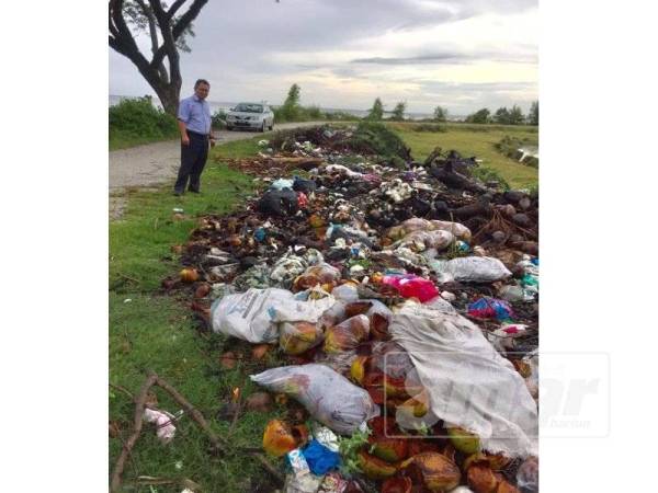 Zahran menunjukkan sampah sarap yang dibuang di kawasan muara Kuala Bangka. 