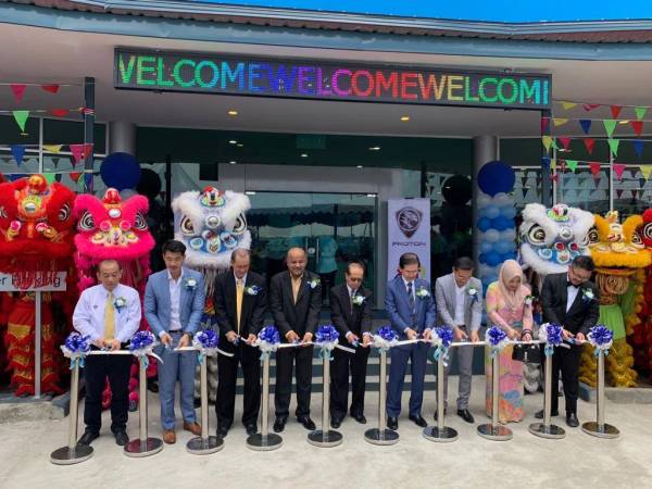 Chiu Kui Yin @ Thomas Chiu (tiga dari kiri) bersama N Rajendran (empat dari kiri) pada perasmian pembukaan cawangan terbaharu Proton 3S di Lahad Datu, Sabah baru-baru ini.