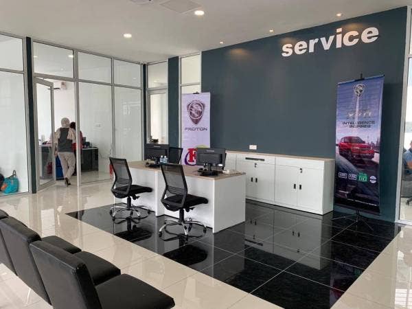 Kawasan perkhidmatan pelanggan di cawangan terbaharu Proton 3S di Lahad Datu, Sabah.