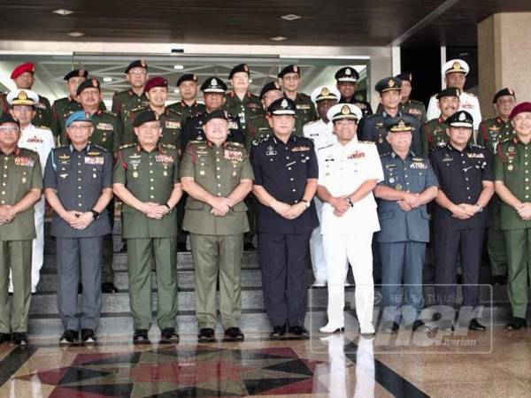 Abdul Hamid (tengah) hadir dalam lawatan rasmi pertamanya di Maskas Angkatan Tentera Malasia di Wisma Pertahanan, Kuala Lumpur di sini hari ini. - Foto ZAHID IZZANI