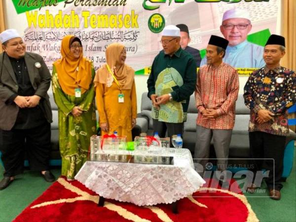 Ahmad (tiga dari kanan) berbual dengan Zainab dan tetamu yang hadir hari ini.