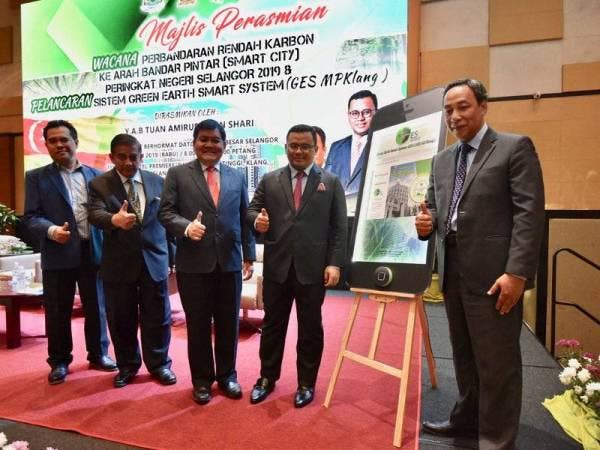 Yasid (kanan) bersama Menteri Besar Selangor, Amirudin Shari dan Exco Alam Sekitar, Teknologi Hijau, Sains, Teknologi dan Inovasi dan Hal Ehwal Pengguna, Hee Loy Sian pada Majlis Perasmian Sistem GES di Hotel Premiere, semalam. - Foto Ihsan MPK