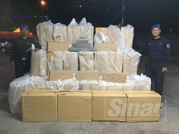 Dua anggota Pasukan Polis Marin Wilayah Tiga bersama sebahagian rokok disyaki rokok seludup yang dirampas.