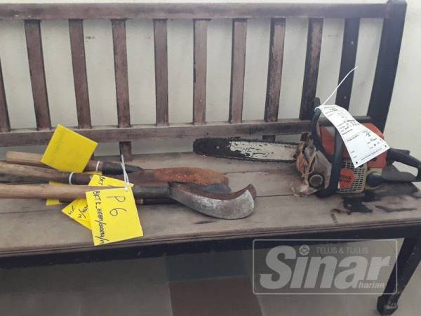 Bahan-bahan bukti seperti pemotong besi gergaji dan parang turut dibawa ke Mahkamah Sesyen Alor Setar.