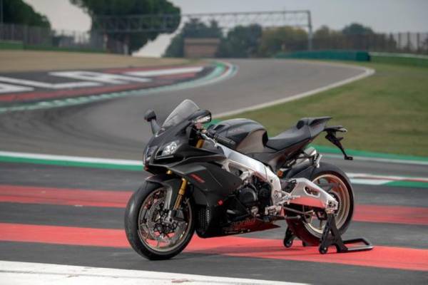 APRILIA RSV4 1100 Factory didatangkan dengan ciri Aprilia Performance Ride Control (APRC) System.