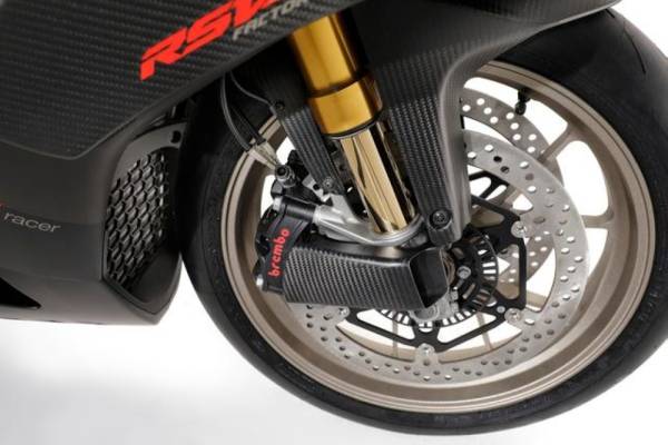 
SISTEM brek RSV4 1100 Factory dilengkapi dengan cakera berkembar 330mm dan angkup Brembo Stylema empat piston di hadapan.
