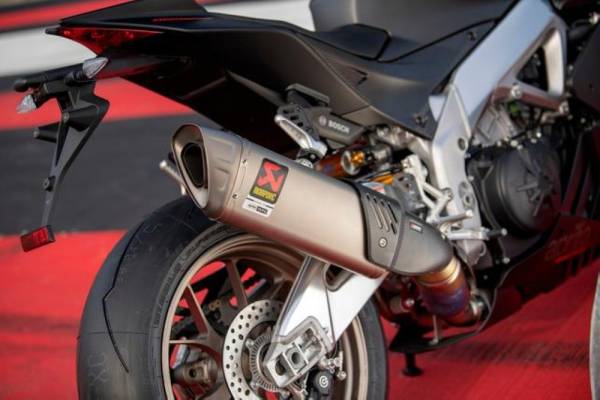 
SISTEM ekzos titanium penuh Akrapovic.