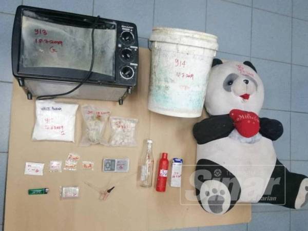 Barangan yang dirampas dalam serbuan sebuah rumah di Kampung Sungai Kechil Hilir malam semalam.