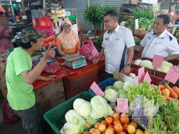 Saifuddin mengadakan lawatan di Pasar Borong Pandan, di sini hari ini.