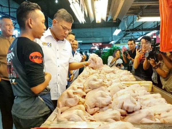 Saifuddin beramah mesra dan mendapatkan maklum balas daripada peniaga Pasar Borong Pandan.