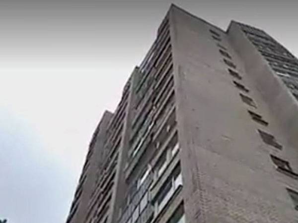 Pasangan wanita itu terselamat kerana menghempap tubuh mangsa selepas kedua-duanya terjatuh dari tingkat sembilan sebuah flat di Rusia. 