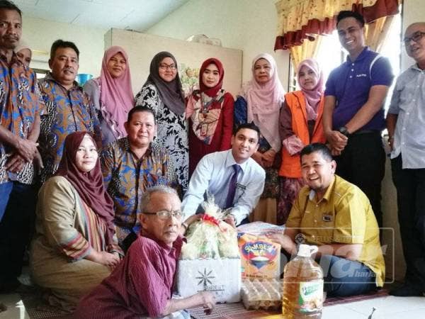 Program Ziarah Sinar Kasih tanggungjawab sosial korporat The Purest Hotel bersama kakitangan agensi kerajaan serta rukun tetangga ke rumah pasangan istimewa Zainul dan Siti Rohani.