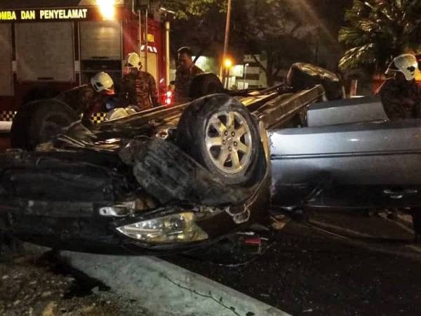 Keadaan kereta Honda Accord dipandu lelaki berusia 23 yang terbalik di Jalan Syed Putra pagi tadi. - Foto: JBPM KL