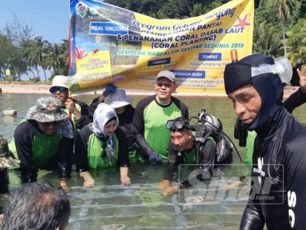 Peserta tekun menyelesaikan misi menanam terumbu karang.