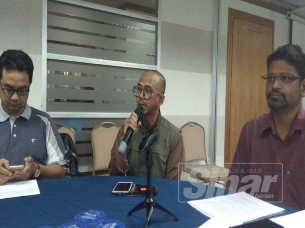 Wan Ji (tengah) bersama Sevan (kanan) menerangkan kepada pihak Suhakam ketika sesi aduan di Ibu Pejabat Suhakam hari ini.