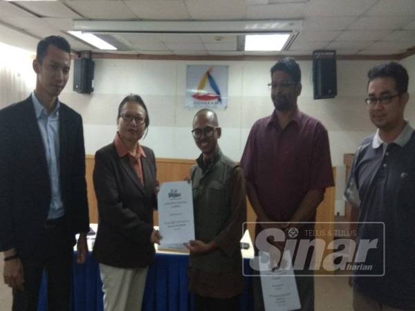 Wan ji (tiga dari kanan) bersama Sevan (dua dari kanan) menyerahkan memorandum aduan kepada Madeline (dua dari kiri) di Ibu Pejabat Suhakam, di sini hari ini.