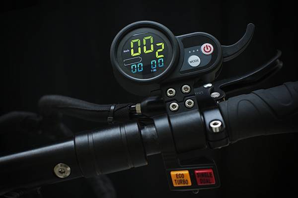 PAPARAN skrin LCD dengan tripmeter dan meter kelajuan.