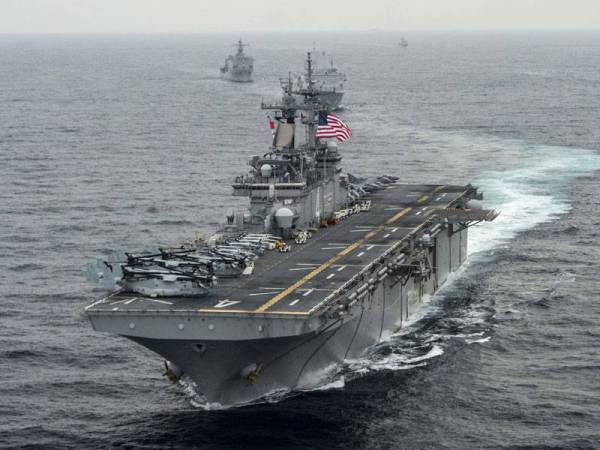 Trump mendakwa kapal perang AS, USS Boxer tembak jatuh dron Iran di Selat Hormuz.