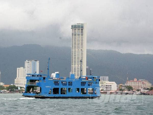 Seorang lelaki berasal dari Puchong, Selangor terjatuh dari feri malam semalam namun berjaya diselamatkan pasukan bantuan dan penyelamat.