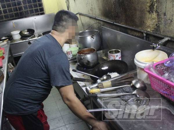 Tukang masak warga Thailand ini cuba melarikan diri dengan membawa sudip dan senduk selepas menyedari kehadiran anggota Imigresen.