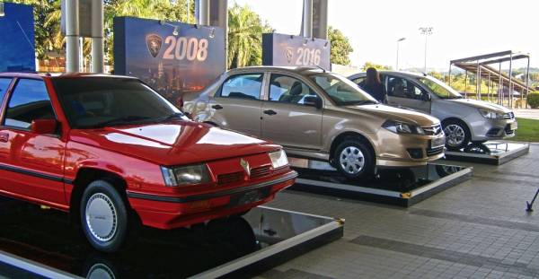 SAGA generasi pertama dan kedua dipamerkan di bilik pameran ibu pejabat Proton, Shah Alam, Selangor.
