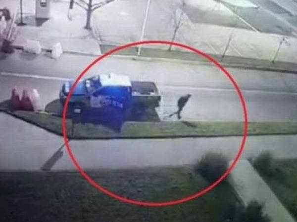 Insiden tersebut berjaya dirakam CCTV dan mengundang persoalan sama ada pegawai polis terbabit bersubahat untuk melepaskan tahanan itu. 