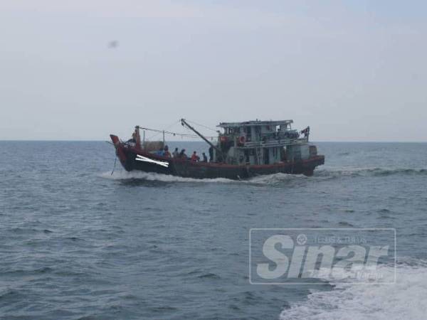 Bot nelayan tempatan yang ditahan APMM Mersing semalam.