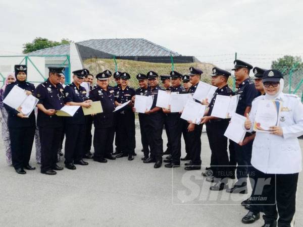 Muhd Nurhishamuddin (empat dari kiri) bersama sebahagian penerima Anugerah Perkhidmatan Cemerlang 2018.