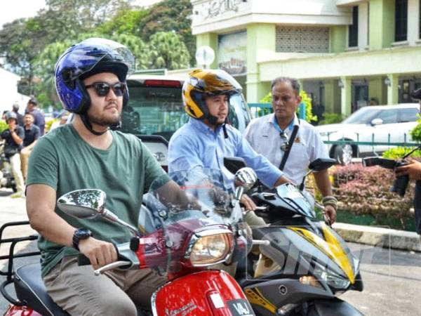 Tengku Amir menunggang motosikal menuju Kampung Changkat dan Kerdas sempena Jelajah Daerah Gombak bersama Orang-Orang Besar Istana.