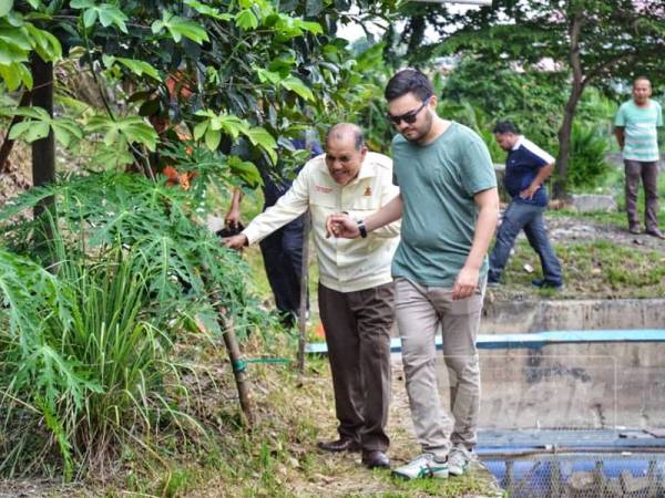 Tengku Amir memimpin Orang Besar Daerah Gombak, Wan Mahmud ketika meninjau Sungai Batu pada hari pertama program.