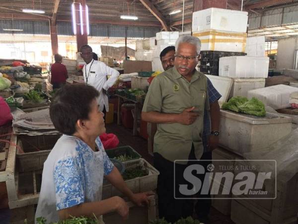 Sivanesan menegur peniaga yang menjadikan lot gerai kosong sebagai stor simpanan mereka dan bukan untuk meletak barang jualan. 