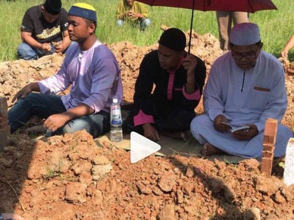 Suasana di pemkebumian ayah mentua Achey.