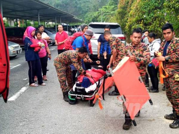 Anggota bomba mengambil masa kira-kira dua jam untuk membawa turun mangsa.