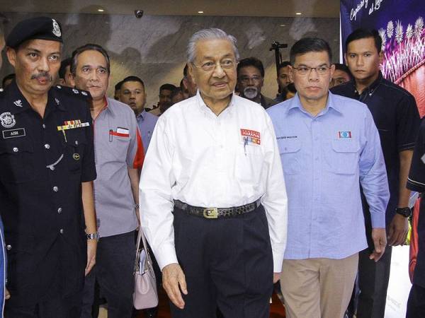 Perdana Menteri Tun Dr Mahathir Mohamad diiringi Setiausaha Agung Parti Keadilan Rakyat (PKR) Datuk Seri Saifuddin Nasution Ismail (dua, kanan) ketika hadir pada program Temurapat Majlis Pimpinan Pusat PKR sesi 2018/2021, di sebuah hotel malam ini. - Foto BERNAMA