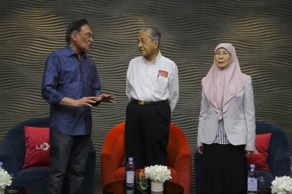Perdana Menteri Tun Dr Mahathir Mohamad mendengar sesuatu penerangan daripada Anwar (kiri) pada program Temurapat Majlis Pimpinan Pusat PKR sesi 2018/2021, di sebuah hotel malam ini. -Foto Bernama