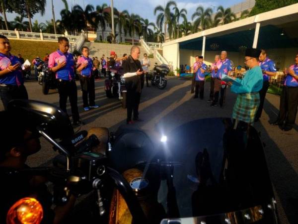 Sultan Johor, Sultan Ibrahim Sultan Iskandar berkenan mengaminkan bacaan doa pelepasan di Istana Pasir Pelangi, di sini hari ini.
