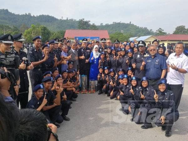 Abdul Hamid bersama kontijen Perak yang menjuarai Perkhemahan Kor Kadet Polis Peringkat Kebangsaan Kali Ke-21 di Kem Bina Semangat Kuala Kubu Bharu.