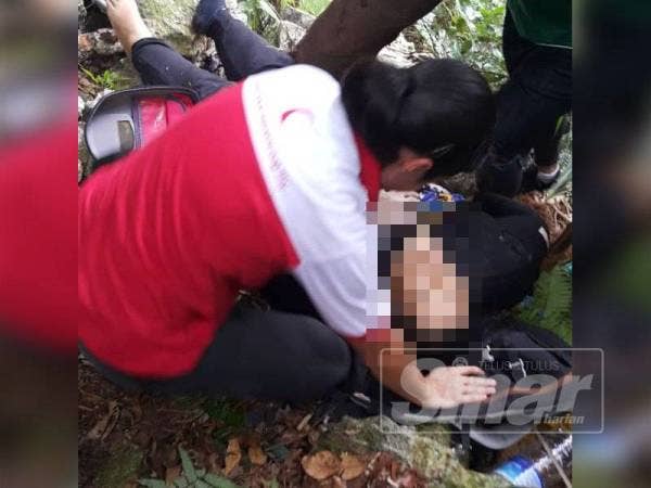 Pasukan perubatan memberikan bantuan awal kepada mangsa sebelum operasi membawa turun akan dilaksanakan menggunakan khidmat bantuan helikopter.