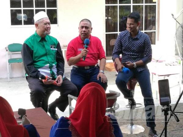 Saarani (tengah) dan Razman (kiri) bersemangat menyampaikan ucapan kepada lebih 50 hadirin yang turut serta dalam program Moh Mengopi Bersama Datuk Saarani Mohamad(DSM) di Matang pagi tadi.