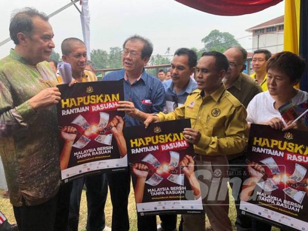 Husam (kiri) melawat gerai pameran sempena Program Sepakat @ Komuniti dan Sambutan Setahun Malaysia Baharu peringkat negeri di SMK Sering hari ini.
